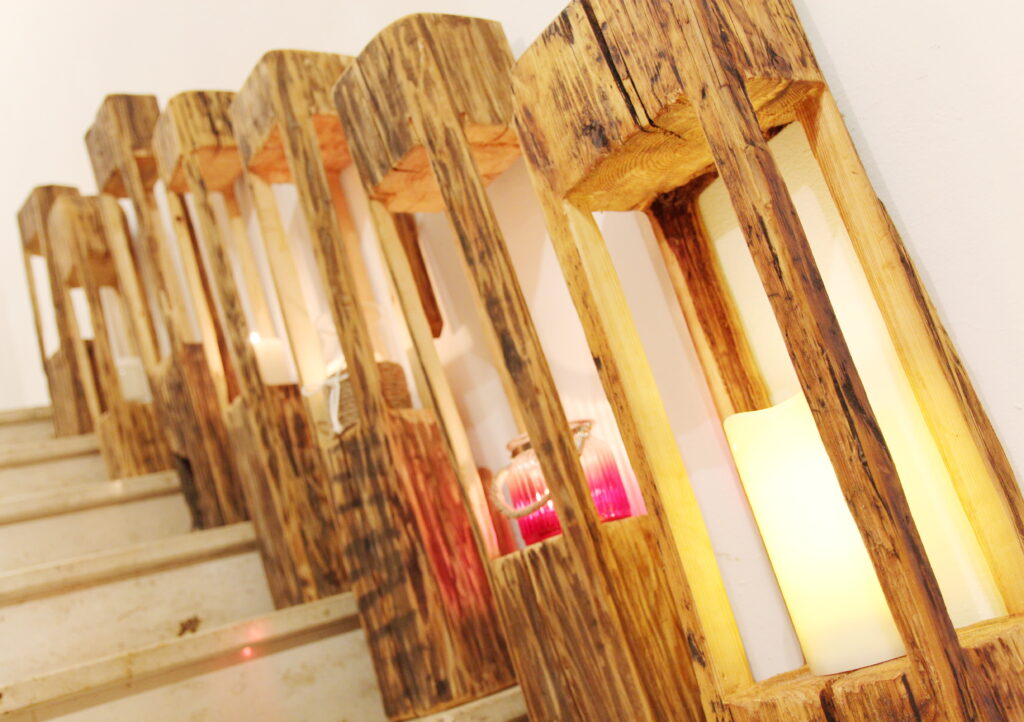 Große Kerzenständer aus Holzbalken