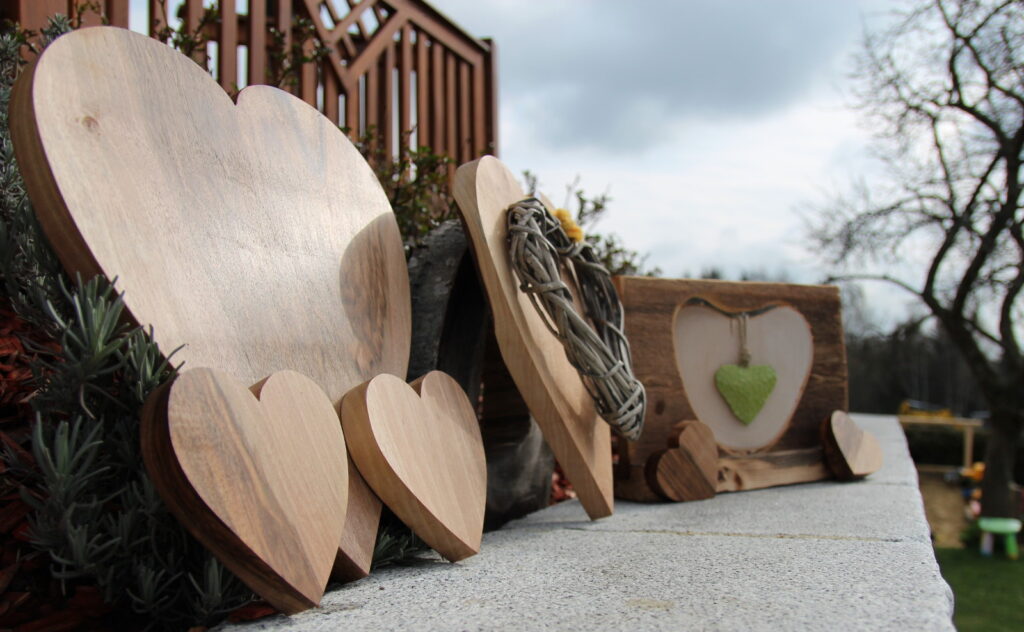Verschieden große Holzherzen