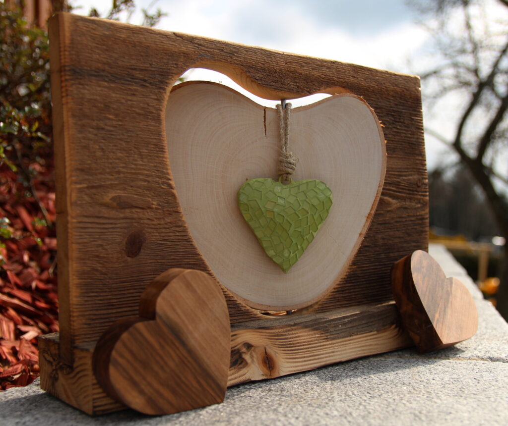 Holzschild mit Standfuß aus Holz mit Herzauschnitt und grünem Ton Herz als Verzierung