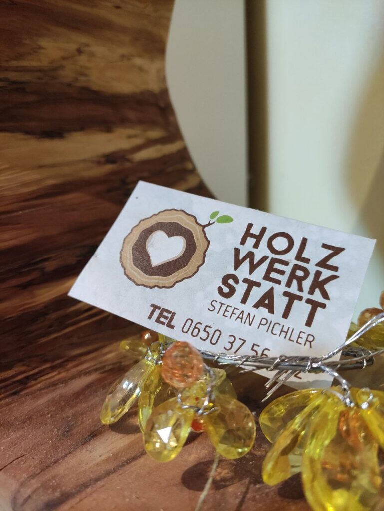 Holzwerkstatt Stefan Pichler Visitenkarte in einem Holzkunstwerk