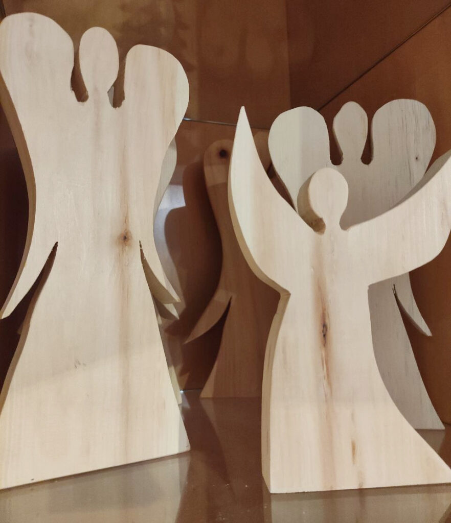 Holzengel in verschiedenen Formen und Größen