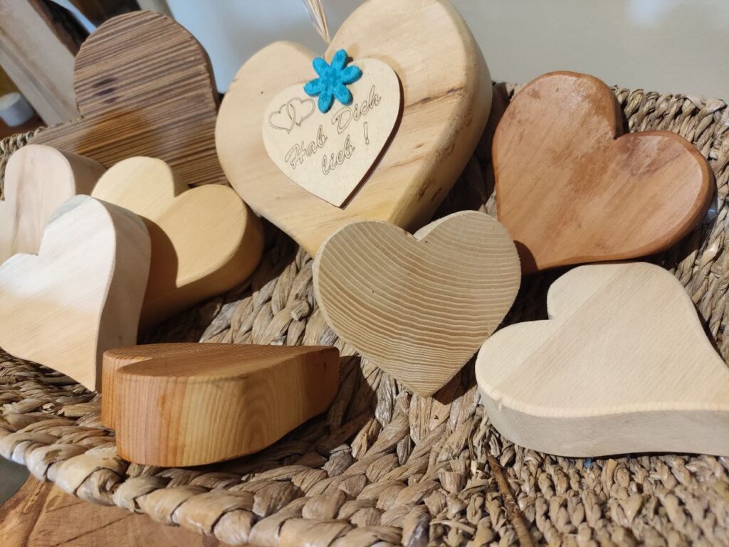 Verschiedene kleine Holzherzen in einem Korb
