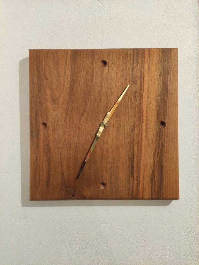 Holzuhr mit goldenen Zeigern