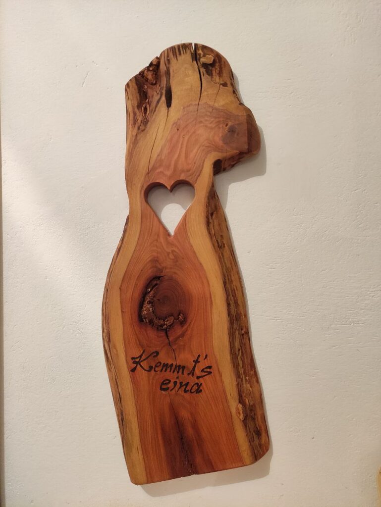 Holzschild mit Herzausschnitt und Schriftzug 'Kemmt's eina'