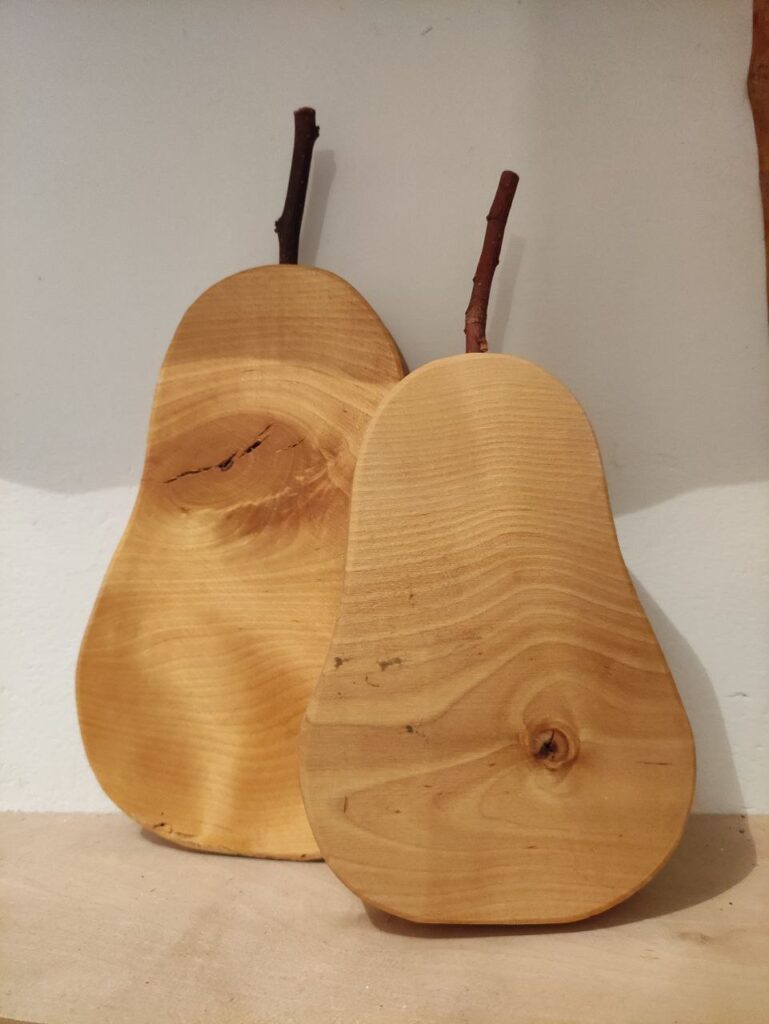 Holzscheiben in Birnenform mit Aststück als Stängel