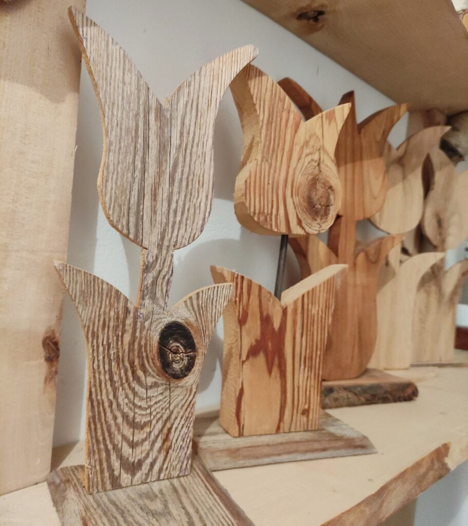 Ausgeschnittene Tulpenformen aus Holz in verschiedenen Holzarten