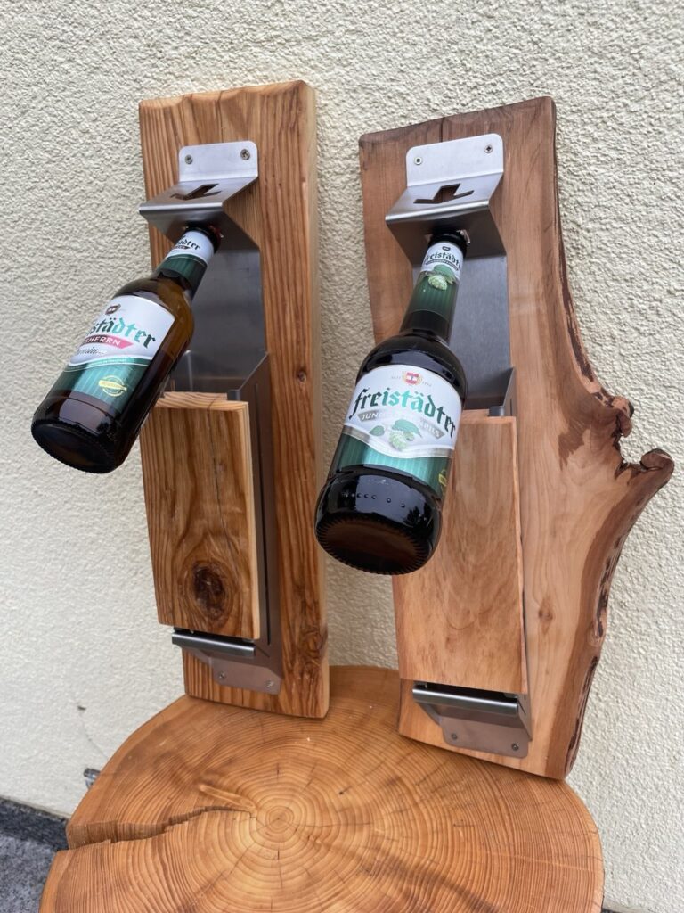 Zwei Holzschilder mit Flaschenöffner aus Metall und eingehängten Bierflaschen