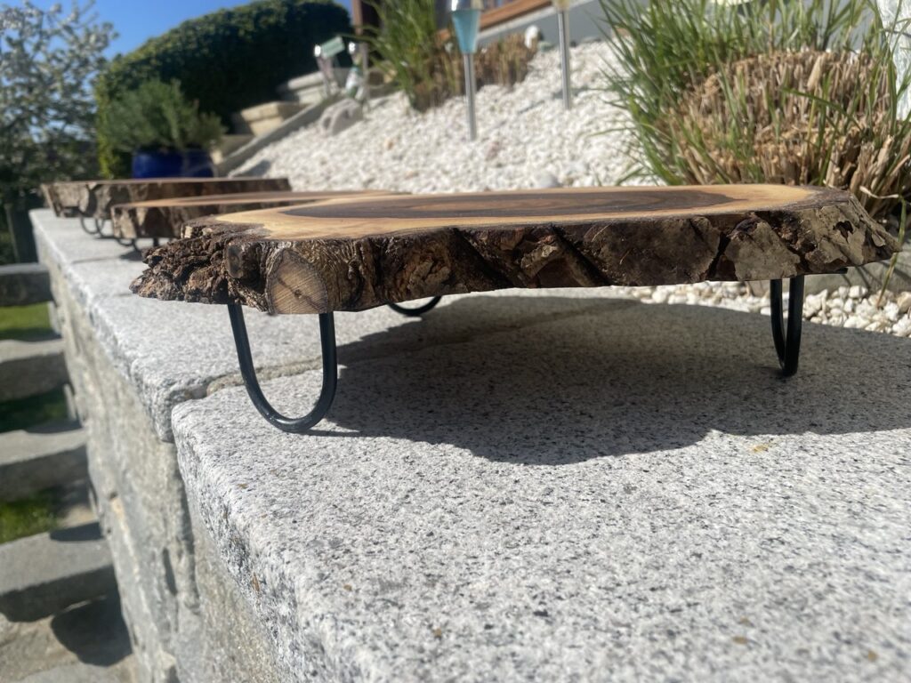 Nussbaumscheiben geölt, gedacht als Untersetzer, Seitenansicht