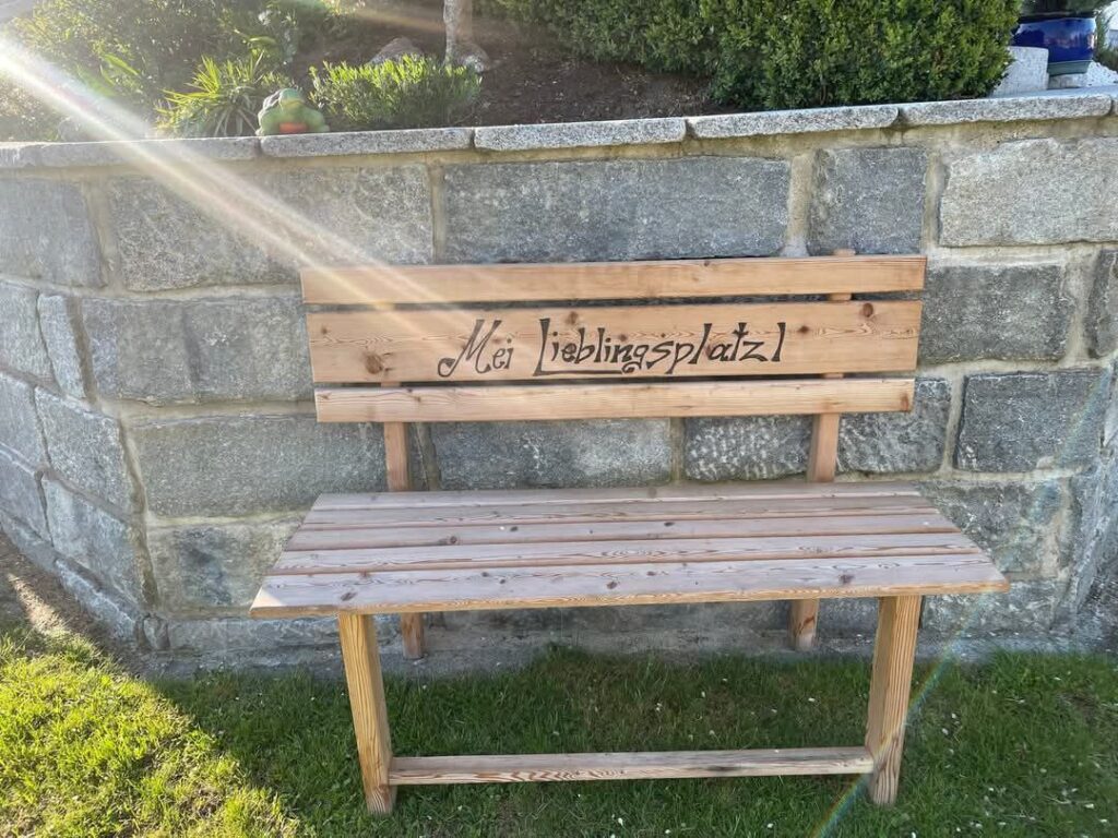 Holzbank für den Aussenbereich mit eingebrannter Aufschrift, Mei Lieblingsplatzl